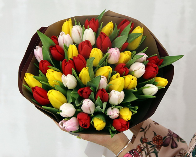 Букет із 45 тюльпану мікс у стильній упаковці
