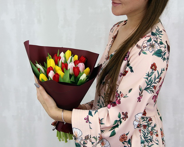 Букет із 25 тюльпанів мікс у стильній упаковці