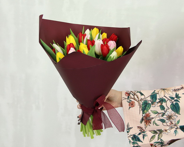 Букет із 25 тюльпанів мікс у стильній упаковці