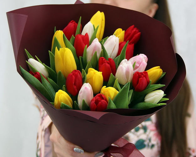 Букет із 25 тюльпанів мікс у стильній упаковці