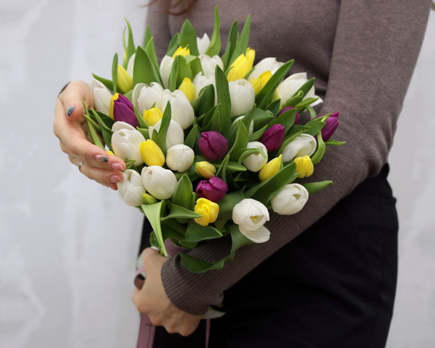 Букет із 51 тюльпану ніжний мікс під атласну стрічку