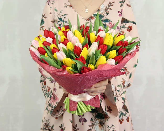 Букет із 101 тюльпану мікс у стильній упаковці