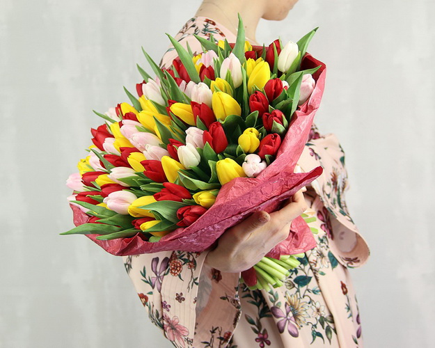 Букет із 101 тюльпану мікс у стильній упаковці