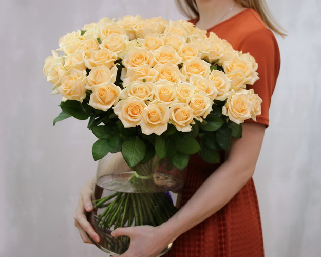 Троянда персиково-кремова від 60 см