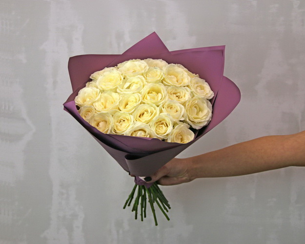 Букет із 25 білих троянд в упакуванні