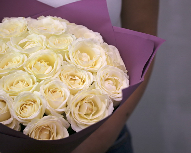 Букет із 25 білих троянд в упакуванні