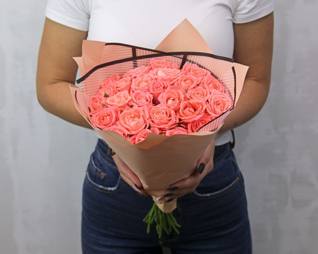 Букет із 25 коралових троянд в упакуванні