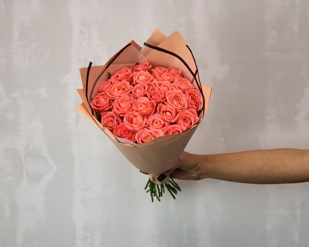 Букет із 25 коралових троянд в упакуванні