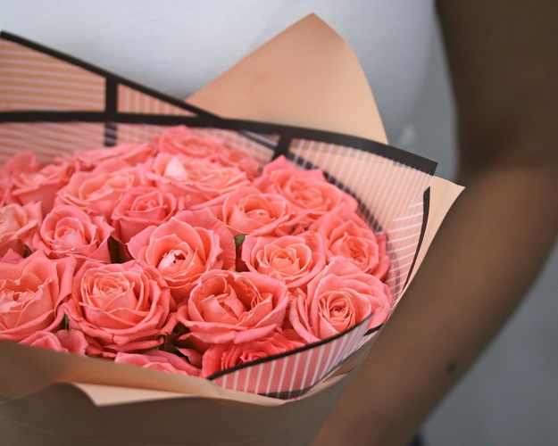 Букет із 25 коралових троянд в упакуванні