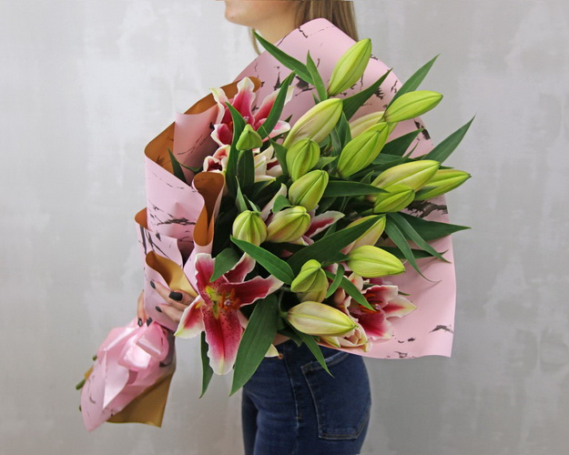 Букет із 7 малинових орієнтальних лілій в упаковці.