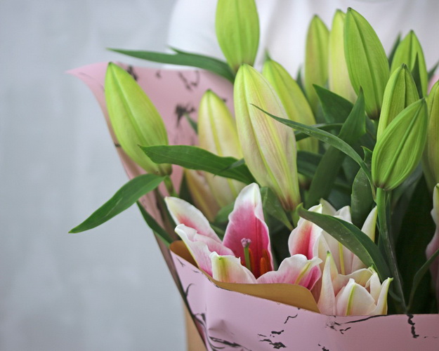 Букет із 7 малинових орієнтальних лілій в упаковці.