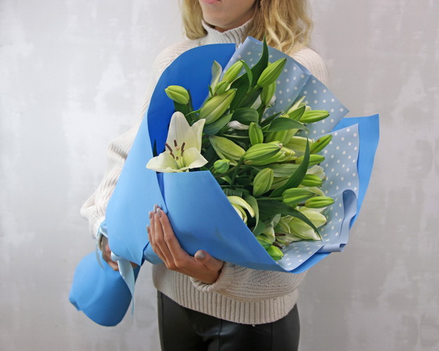 Букет із 7 білих орієнтальних лілій в упаковці