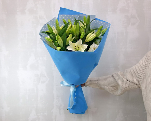 Букет із 7 білих орієнтальних лілій в упаковці