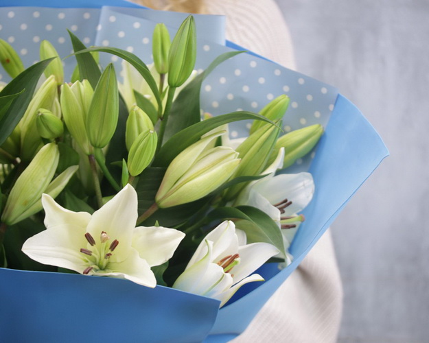 Букет із 7 білих орієнтальних лілій в упаковці