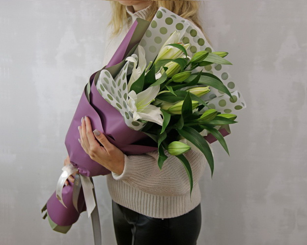 Букет із 3 білих орієнтальних лілій в упаковці.