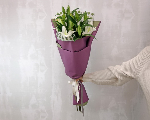 Букет із 3 білих орієнтальних лілій в упаковці.