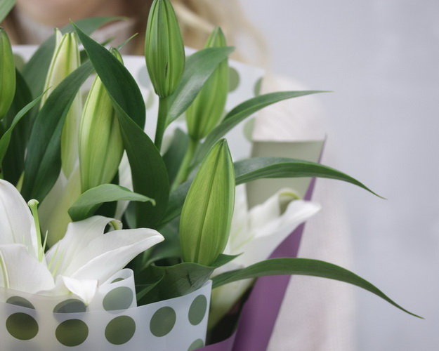 Букет із 3 білих орієнтальних лілій в упаковці.