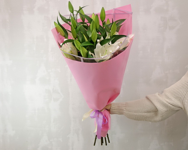 Букет із 5 білих орієнтальних лілій в упаковці.