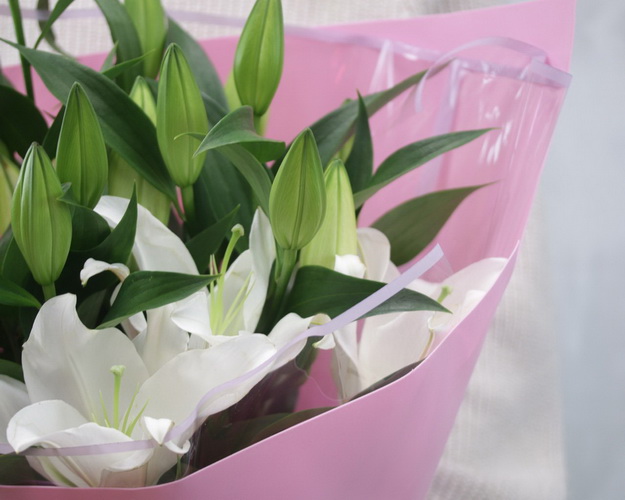 Букет із 5 білих орієнтальних лілій в упаковці.