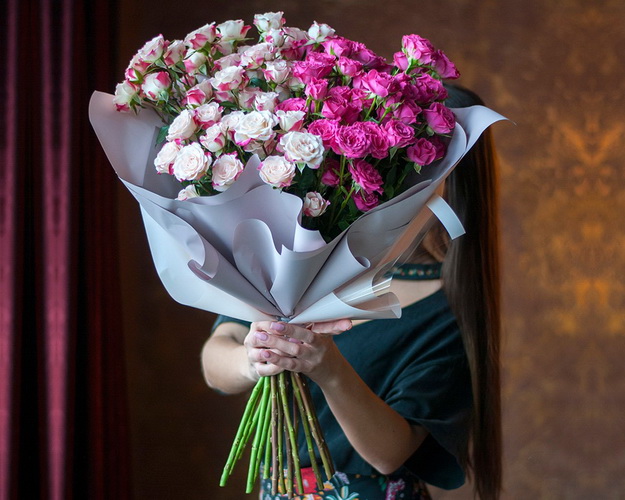 Букет із 15 кущових троянд в упаковці