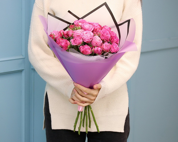 Букет з 7 троянд піоновидних кущових в упакуванні