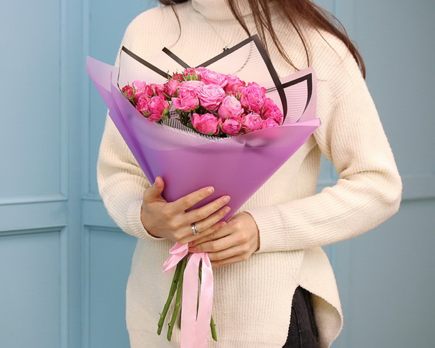 Букет з 7 троянд піоновидних кущових в упакуванні