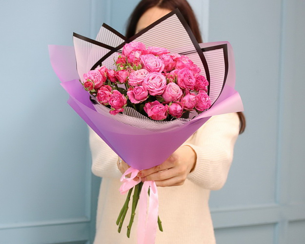 Букет з 7 троянд піоновидних кущових в упакуванні