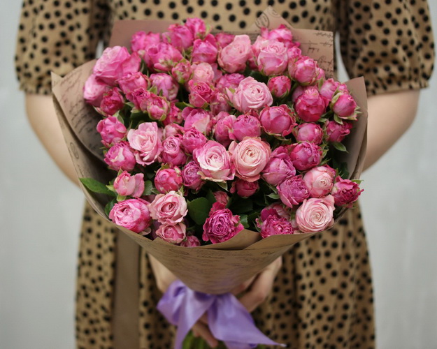 Букет з 19 кущових піоновидних троянд