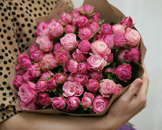 Букет з 19 кущових піоновидних троянд