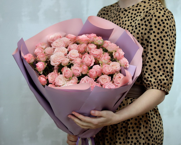 Букет із 15 піоновидних кущових троянд