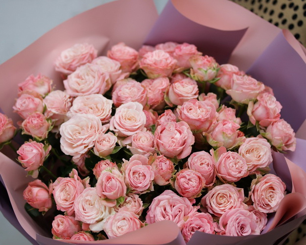 Букет із 15 піоновидних кущових троянд