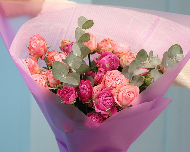 Букет із 7 кущовихпіоновидних троянд в упакуванні
