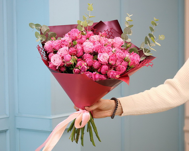 Букет із 15 кущових піоновидних троянд з евкаліптом в упакуванні