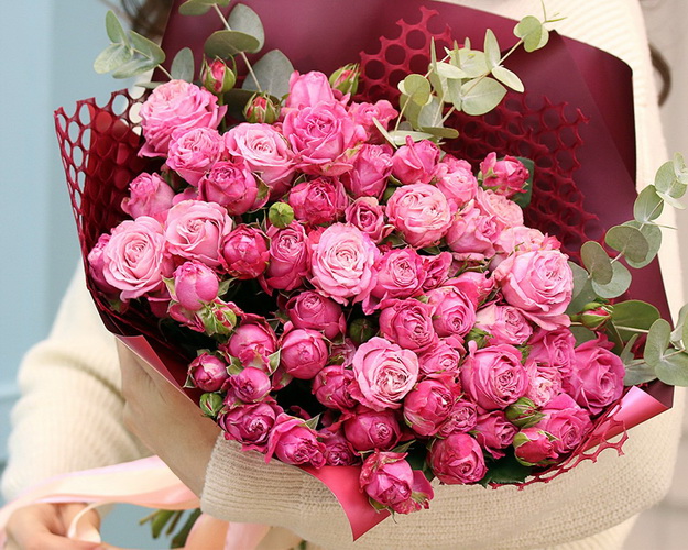 Букет із 15 кущових піоновидних троянд з евкаліптом в упакуванні