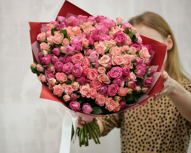 Букет з 39 троянд кущових піоновидних в упакуванні