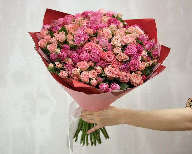 Букет з 39 троянд кущових піоновидних в упакуванні