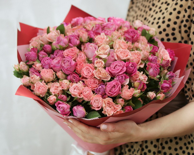 Букет з 39 троянд кущових піоновидних в упакуванні