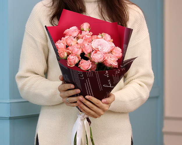 Букет з 7 кущових піоновидних троянд