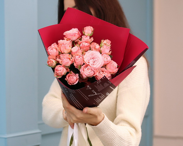 Букет з 7 кущових піоновидних троянд