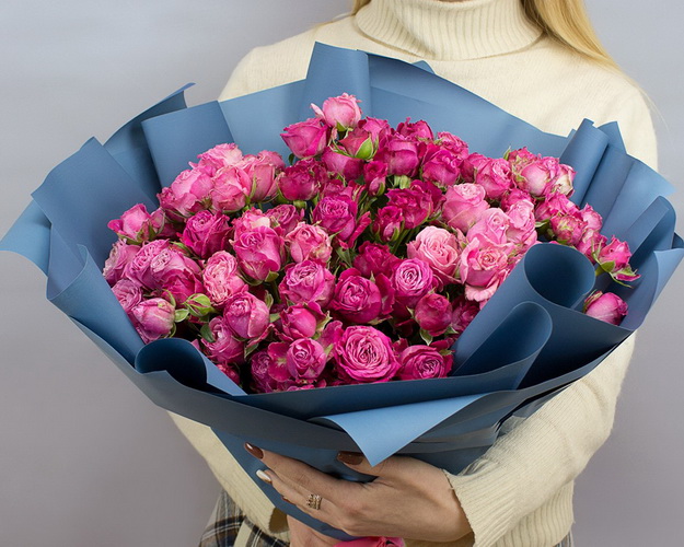 Букет з 21 кущової піоновидної троянди в упакуванні