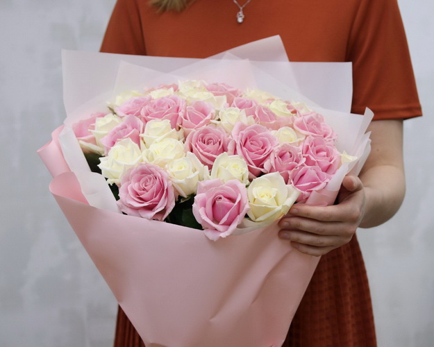 Букет з 39 рожевих і білих троянд в упакуванні