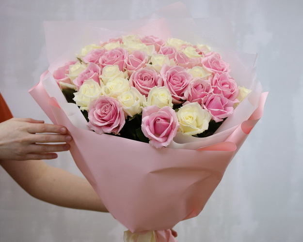 Букет з 39 рожевих і білих троянд в упакуванні