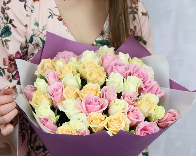 Букет із 51 троянди кремовий мікс в упакуванні