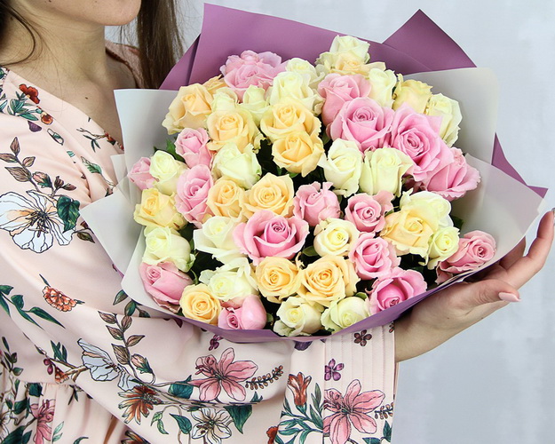 Букет із 51 троянди кремовий мікс в упакуванні