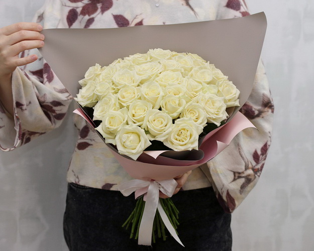 Букет з 35 білих троянд в упакуванні