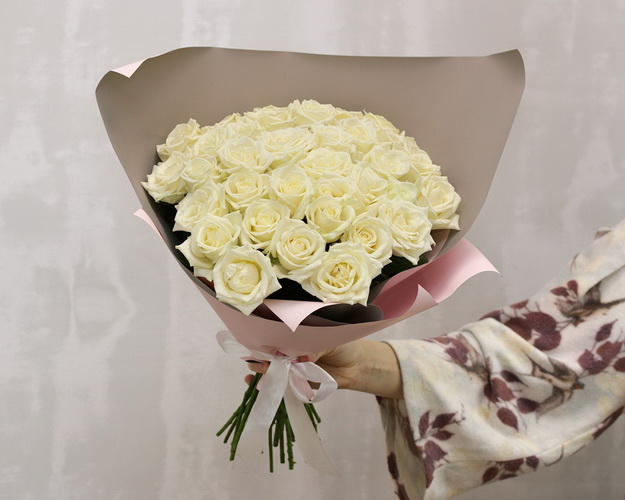 Букет з 35 білих троянд в упакуванні