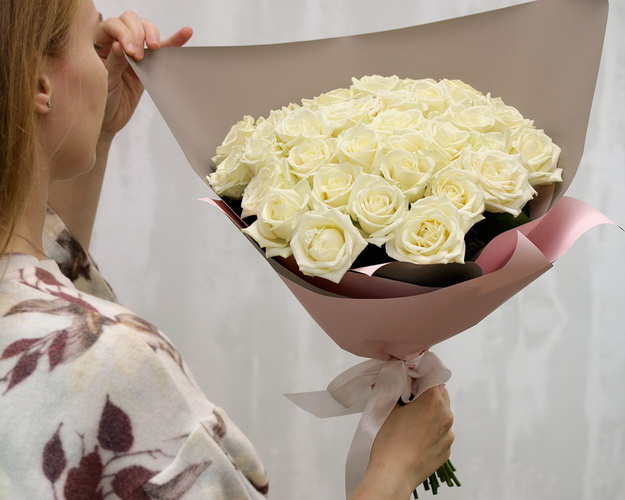 Букет з 35 білих троянд в упакуванні