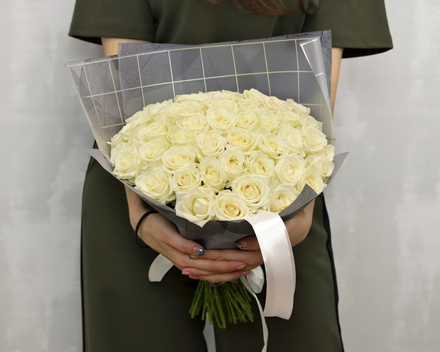 Букет із 51 білої троянди в упакуванні