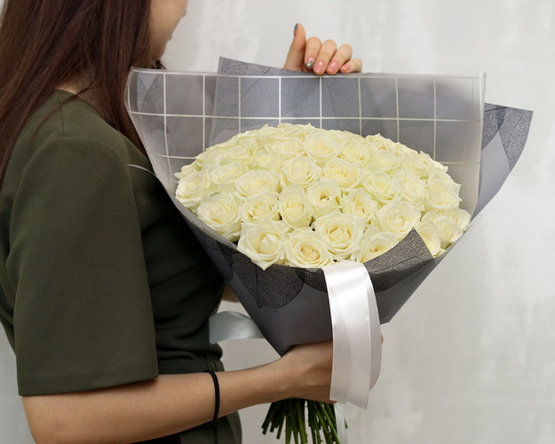 Букет із 51 білої троянди в упакуванні