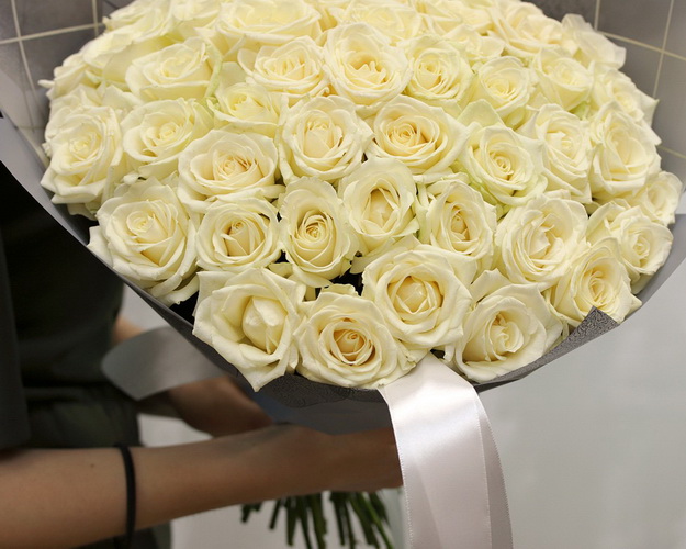 Букет із 51 білої троянди в упакуванні